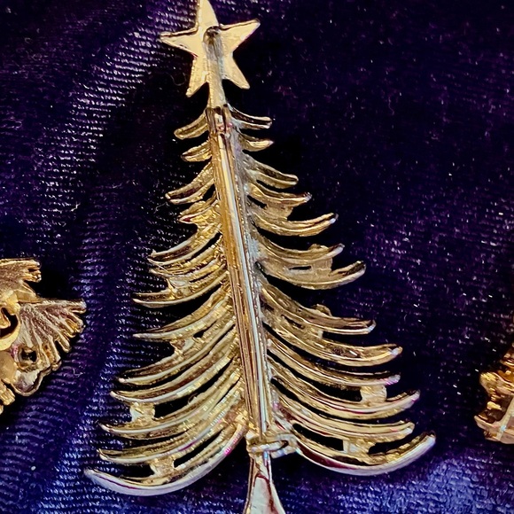 4 Christmas Brooches Vintage/ Monet
NIB Monet Snowman Brooch Never Used - Picture 4 of 6